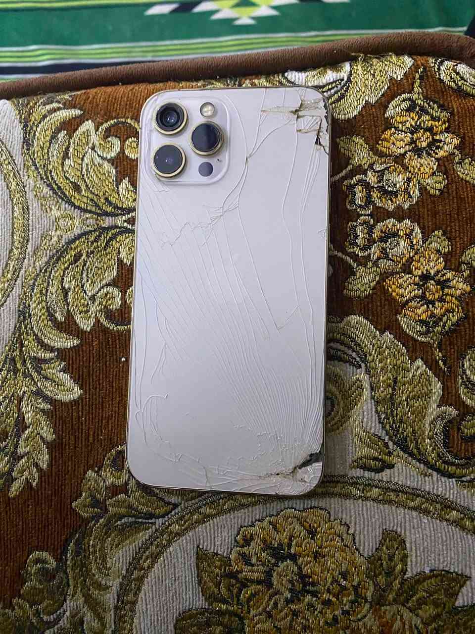 السلام عليكم
للبيع iPhone 12 pro max 

ذاكرا 256 

بطاريه 100% مبدله اصليه 

نموذج A A دبل شريحه  لون صحراوي 

الجهاز كله شغال فقط مبدل شاشه نوعيه حلوه لا شكل ولا شمر ومبدل كامرا فقط فيس ايدي واكف كله شغال صوت اتصال كامرات السعر قفل 230 الف مكاني ديالى بعقوبه 

***********
