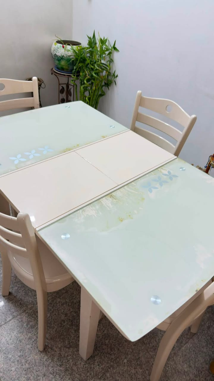 ميز + اربع كراسي سعره 95  مكان بغداد حي الجامعه
***********
