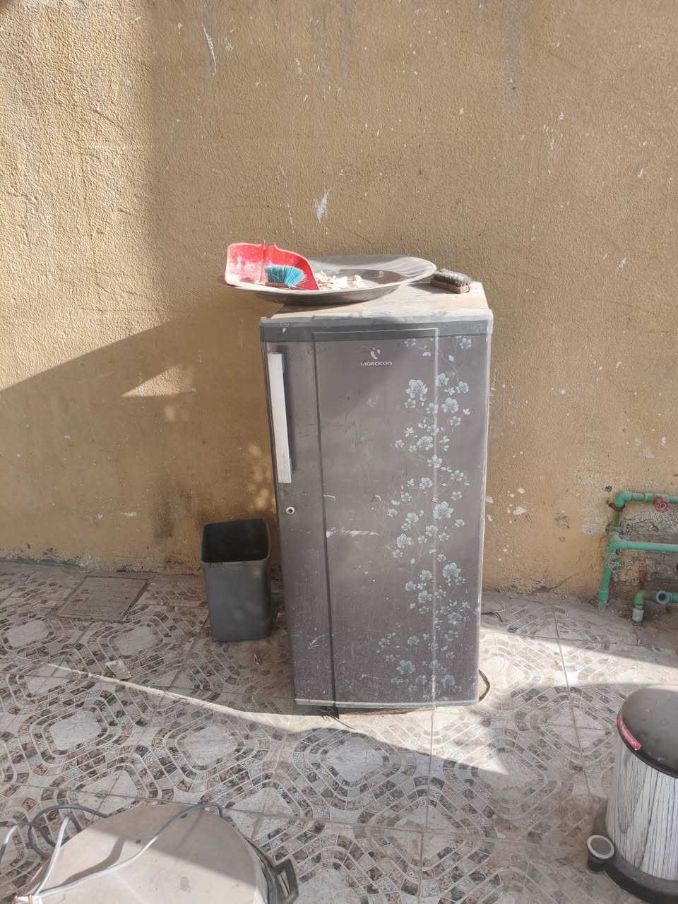 سلام عليكم غرفه للبيع تركيه السعر 250الف معا ثلاجه صغيره السعر 50الف مكاني بلبصره كرمه علي رقم الهاتف ***********
