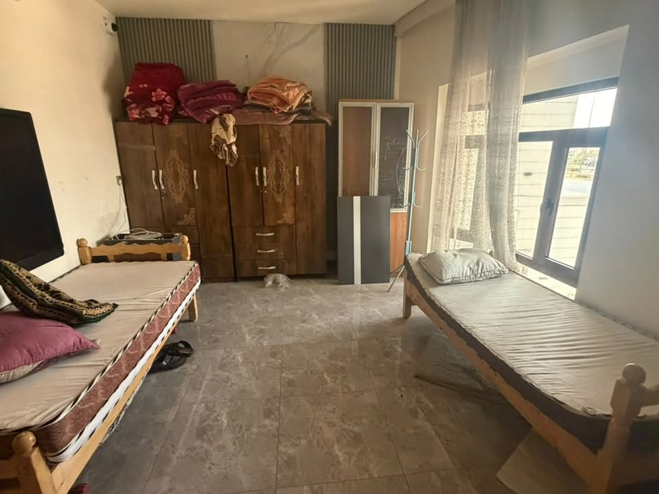 السلام عليكم للبيع غراض  مكاني حي الجامعه
التخم 300 بس يحتاجلة غسل 
الغرفه 250 الف 
كنتور نفر 75
جرباية نفر 50
كراسي حديقة 50
الاتصال وات ساب ***********
