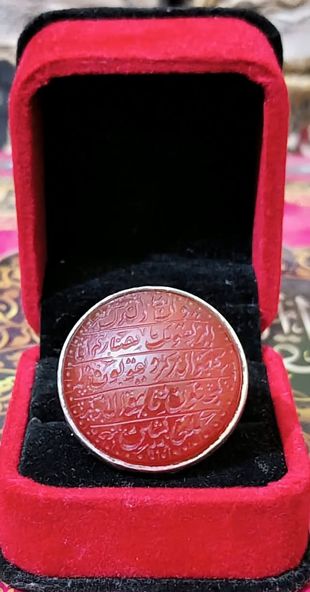 خاتم من العقيق اليماني المشمشي طبيعي لا مصبوغ ولا معالج بالذمه صياغة النجف فضه عيار 925 قطعه جميله جدا جدا للاستفسار التواصل ع الخاص ***********
