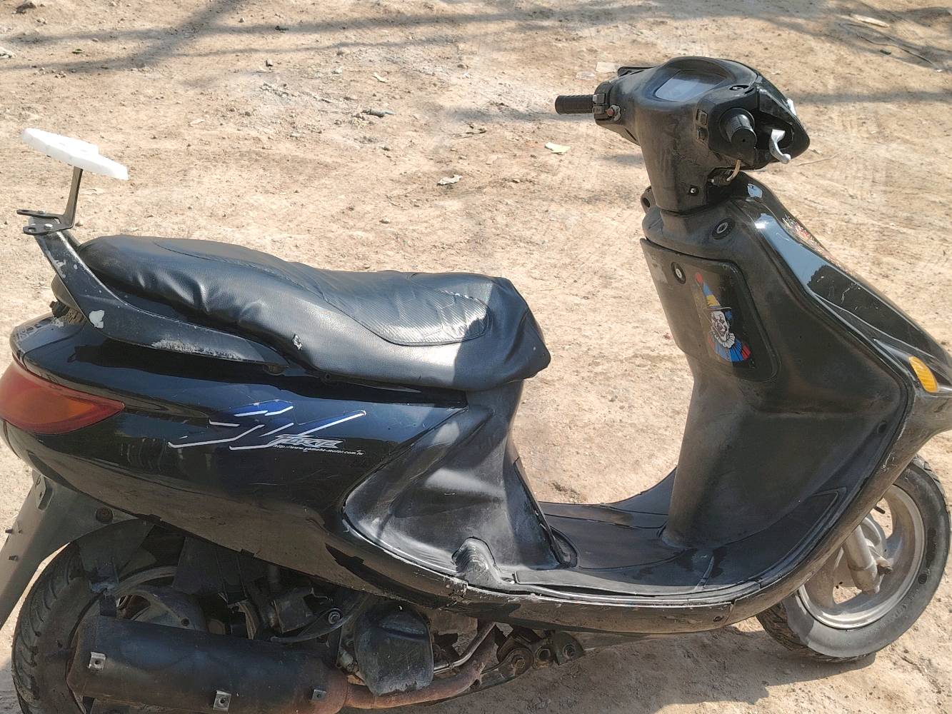 هاذا سكوتر نضيف ومرتب، لونه أسود، جسمه وحالته العامة زينات مثل ما مبين بالصور، وكاعده وشغله مناسبين للاستخدام اليومي. السچادة/الكرسي بحالة جيدة، والبدن بيه شوية آثار استخدام بسيطة بس بشكل عام نظيف وجاهز للبيع. للمزيد من التفاصيل وتوضيح الحالة الدقيقة، تواصل وياي.