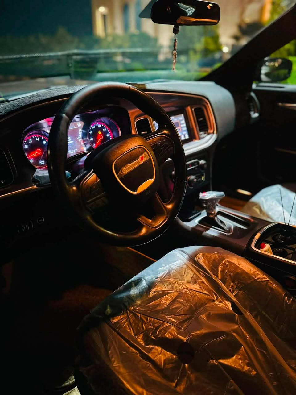 جارجر موديل 2019
فئه SXt فل كامل
محرگ 3600 ، V6
لون نفطي لماع
ماشيه 114 الف ميل
كير محرك مكفول 
سياره بحاله الوكاله ونضافه فول عاليه جدا 
الكفاله 
بدون صبغ 
ضربته فقط قبق جنطه معجون وصبغ وع كد اصبع من الجاملغ الامامي من جوه معجون وصبغ ضربه كلش حلوه وبسيطه 
بدون دواخل بدون ايرباك الحمدلله سياره نضيفه جدا ومال بيت مامتعوبه استخدامه وقت الحاجه فقط 
المواصفات 
بصمه تشغيل 
تشغيل ع بعد 
ابواب بصمه 
كامره خلفيه مع حساسات خلفيه
تحكم بلستيرن 
مثبت سرعه
مصابيع وزنون اصلي
كشن كهرباء
ويل تايرات نضافه فول 

السياره نضافه فول والحمدلله مال بيت استخدامه وقت الحاجه
السعر 210 وبيه مجال 
الاتصال ***********
مكلف للنشر
