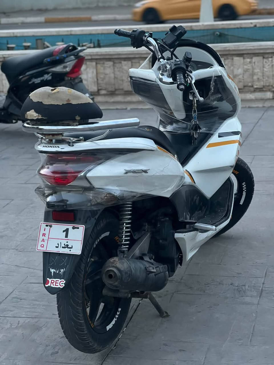 سلام عليكم pcx جيل اول ياباني 
لـون : ابيض .
كفرات ابلاديه .
كهربائيات شغالة وكـاملة .
أي نقص مابيهاا الدراجـةة كاملة لأخـر حبه .
استاند حـساس .
شرط ترايـك 160 دراجة نضيـفة وبلاديه .
سعَـرها مليون و200 الف دينار عراقي وبيهاا مجَال .
مكَاني بغداد الكاظمية متواجـد قيس ورصيد واتساب .
***********
