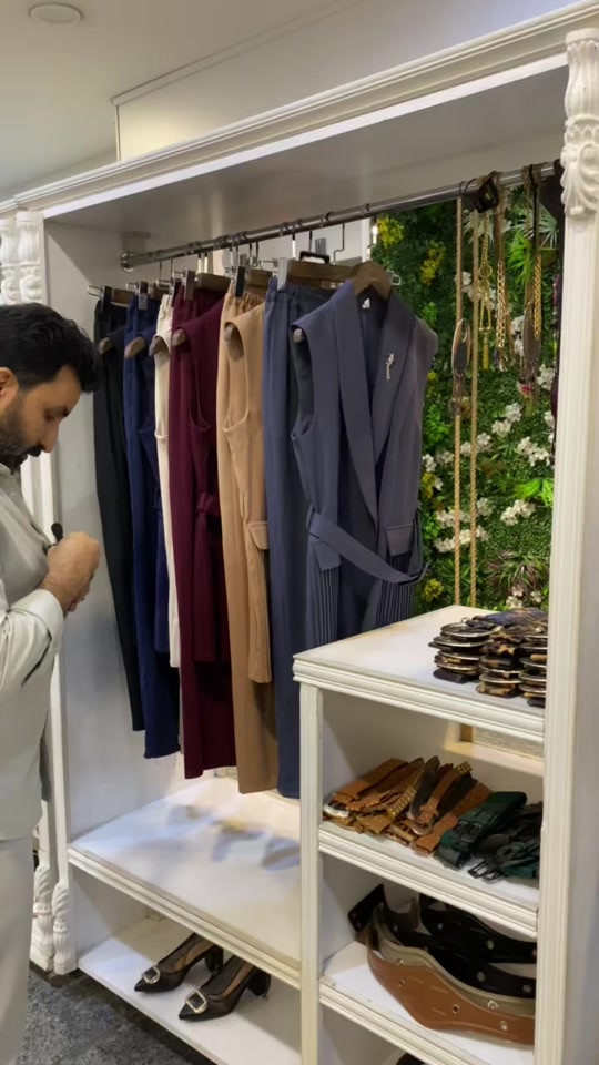 لو تلحكين لو متلحكين على هذا الموديل 🤔🫢 .. . . . سعر التوصيل 5 الاف دينار  بغداد وكل المحافظات 🚖  العنوان : بغداد الدورة سوق الاثوريين شارع نادي المجتمع العائلي رقم الهاتف ***********___***********   . . . . . . #ملابس #ازياء #اكسبلور 
