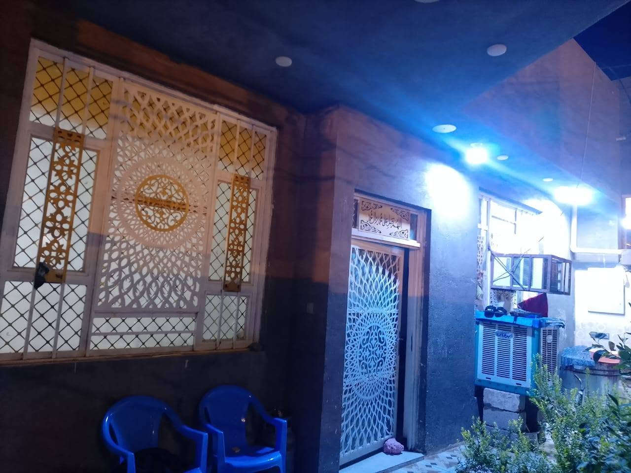 السلام عليكم
بيت للبيع الموقع حي الاسرى الزراعي مقابيل مجمع بيت حموز نهاية شارع مستشفى الرازي
المساحة 170 م
يحتوي على استقبال وصالة ومطبخ وغرفتين نوم ومناور 2
السعر 150وبي مجال
للأستفسار  الاتصال على ***********

