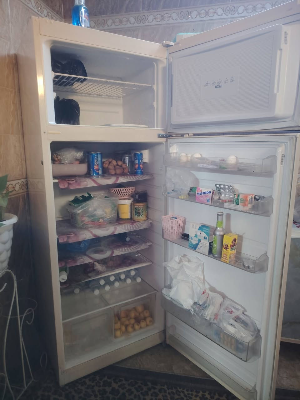 ثلاجه ١٨قدم اي عيب مابي للبيع ***********
