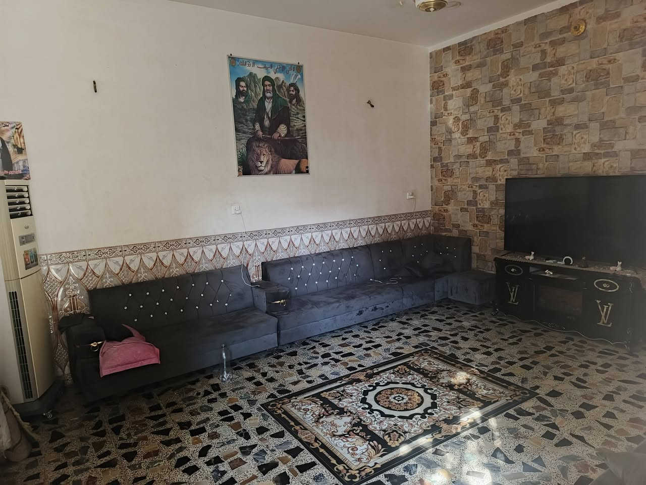 سلام عليكم دار، لللبيع مساحة الواجهية ١١ والنزال ١٤٫٥ العنوان أم الكبر والغزلان رقم هاتف ***********
