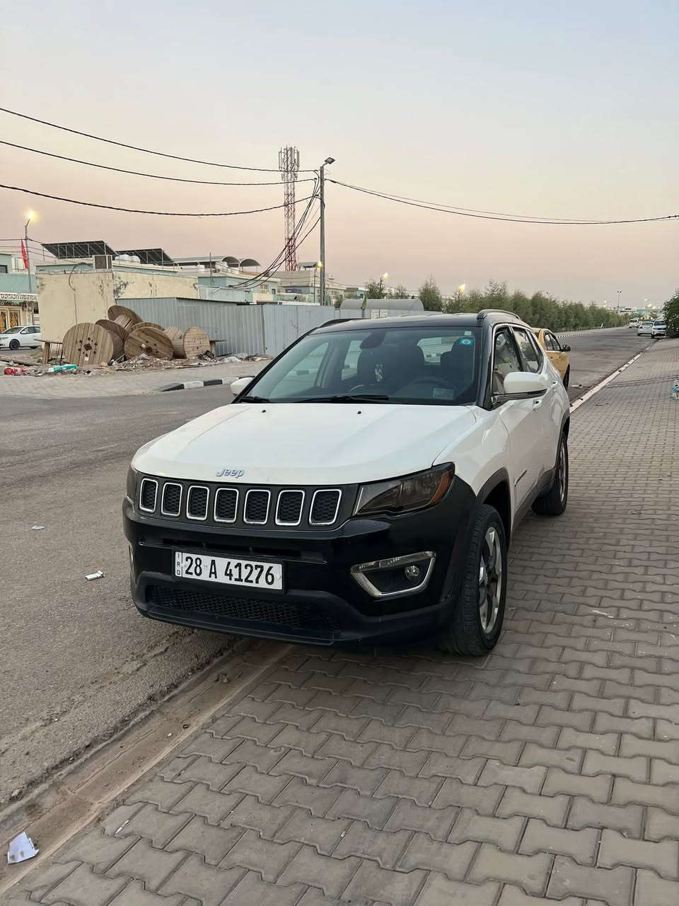 سلام عليكم 
جيب كومباس موديل 2018 للبيع او المراوس
ماشية 92000KM  وقابل للزيادة 
تو كلر المواصفات المعروفة مالت الجيب حادثها موجود السونار كامل ورقم الشاصي السيارة كاملة من كير وتبريد وحدادية  بس المكينة مفتوحة السيارة وقبل يومين رجعت علية سيارة صارت بيها ضربة بسيطة اباب السايق مصورها هم 
سعرها 110 وبيها مجال ان شاءالله مكانها النجف ورقمها نجف دولي باسمي متواجد خاص او الرقم ***********
