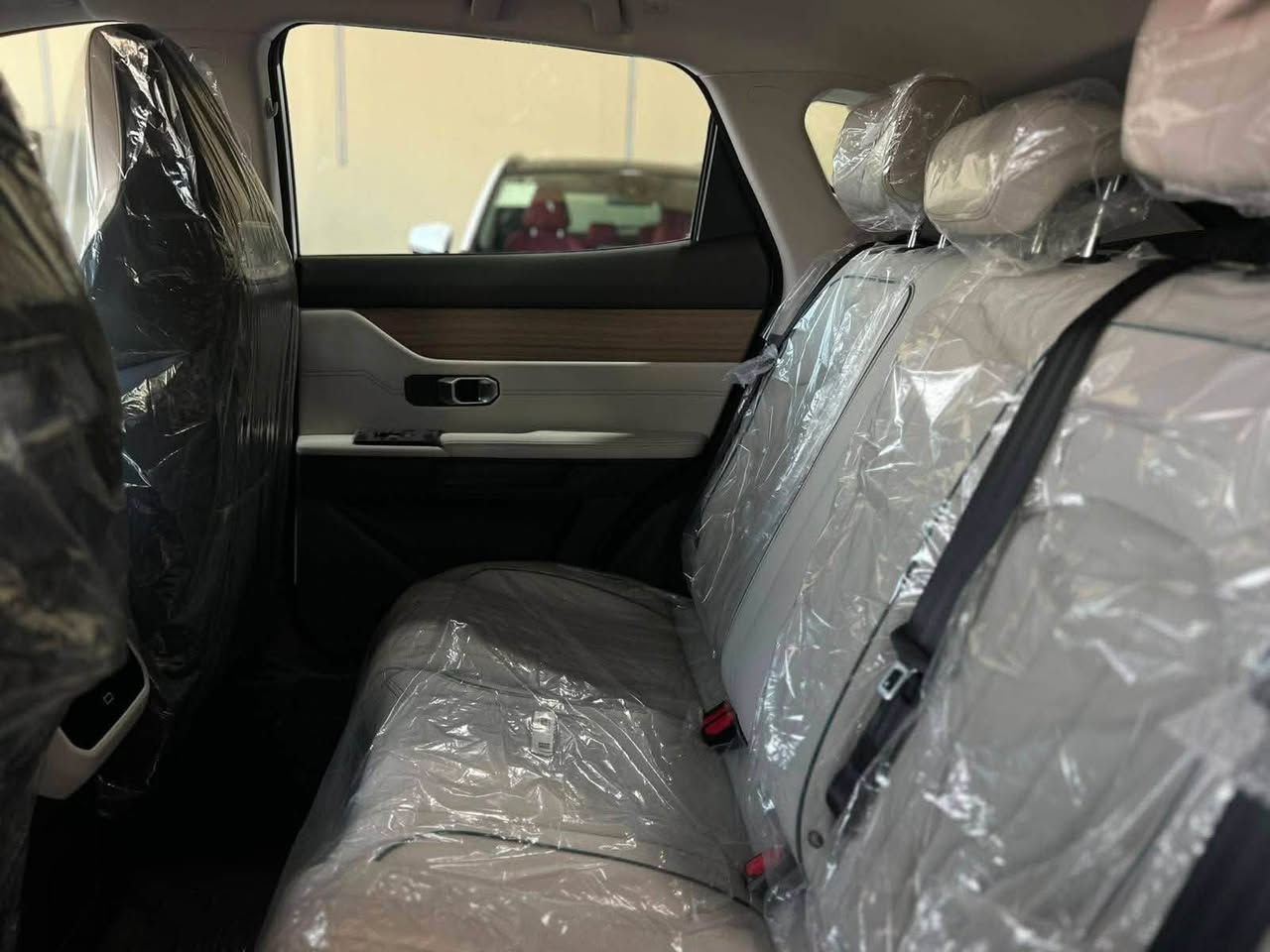⁨ ⁨ ⁨ سوئيست S06 1.5L COMFORT
العداد: صفر كيلو متر
المحرك: 4 أسطوانات 1.5L  تيربو 156 حصان
العزم (نيوتن-م.): 230
ناقل الحركة: اوتوماتيكي دبل كلاتش من 6 سرعات
استهلاك الوقود: 7.8 لتر لكل 100 كم

الضمان الأساسي: 6 سنوات أو 200,000 كم (أيهما أولا)
ضمان المحرك: 10 سنوات أو 1،000،000 كم (أيهما أولا / للمالك الأول)

المواصفات:
*إطارات قياس 18 إنچ
*شاشة عرض ترفيهية قياس 12.85 إنچ
*شاشة عدادات رقمية قياس 8 إنچ
*مقصورة الركاب من الجلد الفاخر
* مراية الوسطية مع خاصية التعتيمي (يدوي) 
*كاميرا خلفية
*نظام الفرامل اليدوية الاوتوماتيكي Auto hold 
*نظام التحكم بنزول المنحدرات
*حساسات خلفية
*نظام التحذير من التصادم الخلفي 
*نظام ابل كار بلاي واندرويد أوتو لاسلكي
*نظام صوتي متطور 4 سماعات 
*بلوتوث / هاتف السيارة
*مصابيح أمامية أوتوماتيكية LED مع مصابيح نهارية LED
*فلتر تنقية الهواء (N95)
*دخول ذكي (بصمة)
*تشغيل عن بعد
*خاصية إغلاق الشبابيك عن بعد 
*ماسحات الزجاج الامامي مع حساس للمطر
*مسند الذراع الوسطي مع ثلاجة
*وضعيات قيادة متعددة 
*نظام مراقبة ضغط الإطارات
*وسائد هوائية امامية وجانبية عدد 2 ⁨ 

‏رقم الهاتف*********** ‎)/￼بغداد الكرخ

