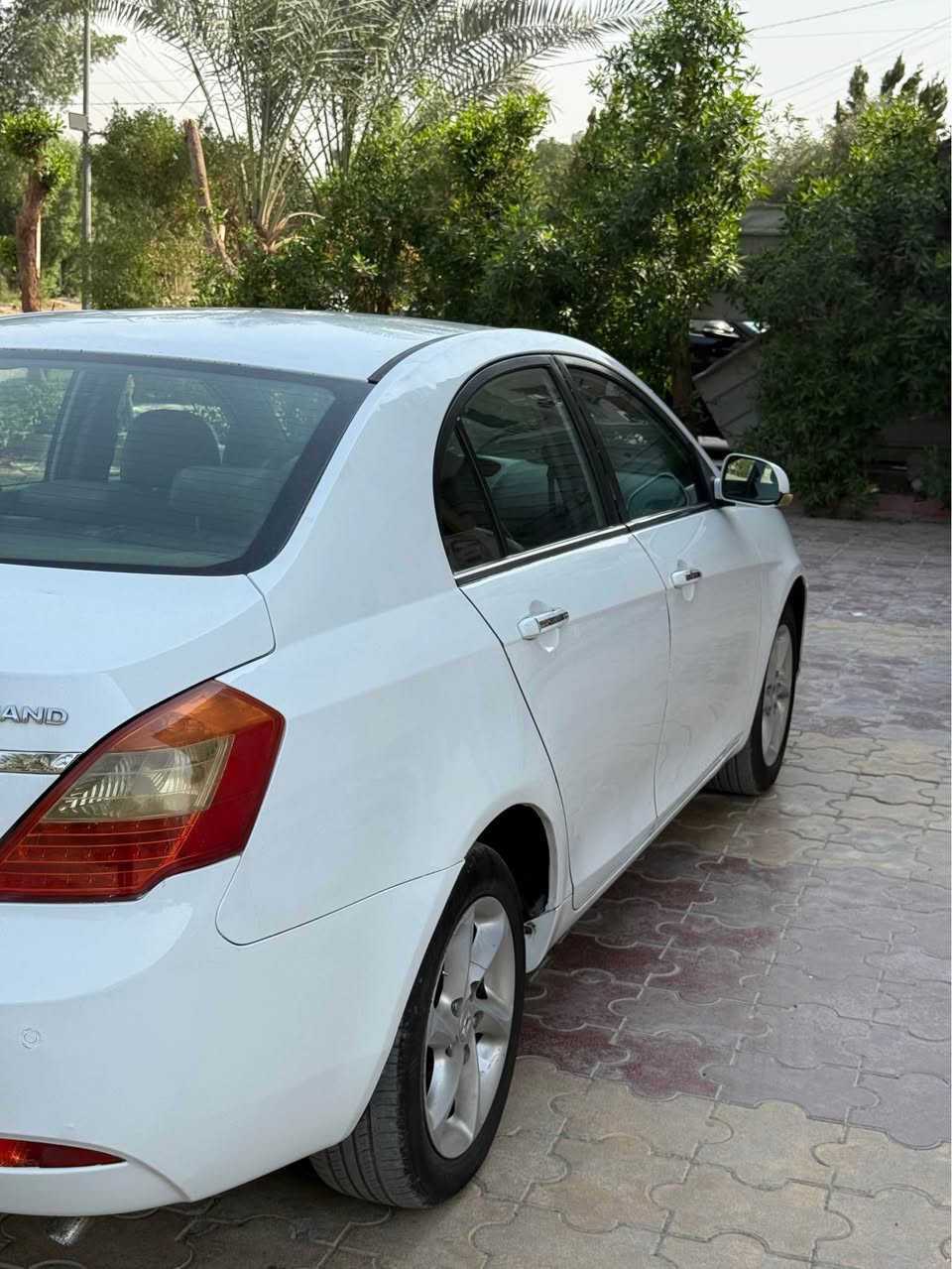 جيلي امكراند c7 موديل ١٣ رقم بغداد إنكليزي رقم وهزة وسنوية جدد باسمي سياره بلاديه مكفوله فقط كد شبر بالجاملغ الأمامي محرك كير بلاديات مكفولات تبريد ثلج تايرات جدد  حداديه جاهزة مكانها بغداد حي الجهاد السعر ٥١$ 
رقم الهاتف *********** بغداد, العراق
