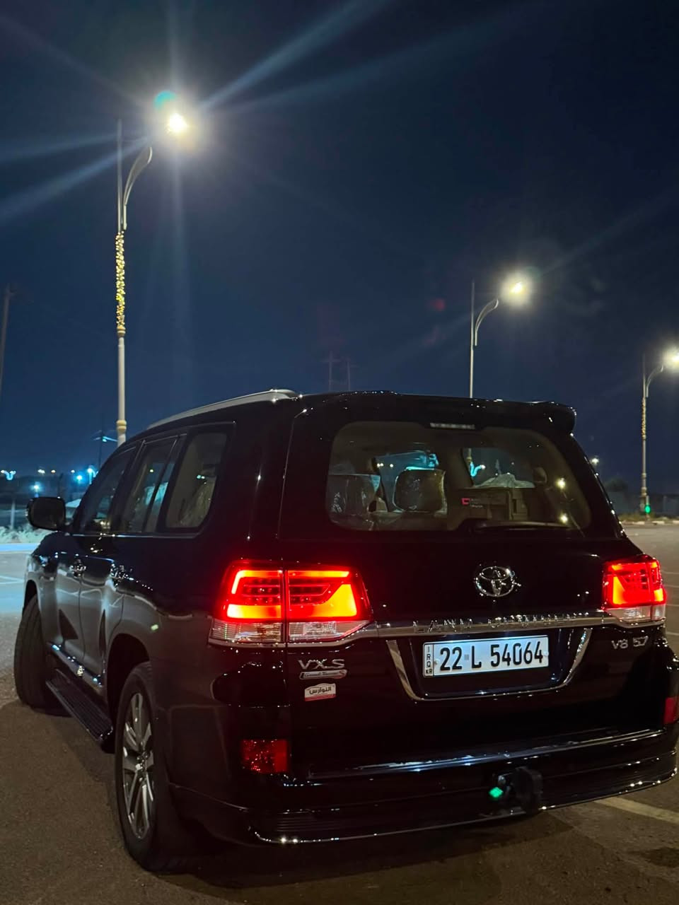 لاند كروز VX.S موديل 2019
السياره ماشيه 113,000KM 
السياره كلين تايتل

رقم التواصل ***********

VX-S

* فتحة سقف

* جلد

* تبريد وتسخين المقاعد الأمامية

* مقاعد كهربائية + ذاكرة

* تشغيل عن بُعد

* دخول ذكي + بصمة تشغيل

* كاميرا خلفية

* حساسات أمامية وخلفية

* شاشة وملاحة

* شاشات ترفيه خلفية

* ثلاجة/كول بوكس بالكونسول

* تحكم مناخي أوتوماتيك أمامي وخلفي

* مثبت سرعة

* Crawl Control

* Multi-Terrain Select

* VSC وABS وEBD وHAC

* 8 وسائد هوائية

* إضاءة LED

* باب خلفي كهربائي 

    لمحرك: V8 بنزين 5.7 لتر

* القوة: حوالي 362 حصان

* العزم: 530 نيوتن.م

* القير: أوتوماتيك 8 سرعات

* الدفع: رباعي 4WD

* 0–100: تقريباً 7 ثواني

* السرعة القصوى: حوالي 220 كم/س

* خزان الوقود: 138 لتر

* المقاعد: 8

* الجنوط: 20 إنچ

* استهلاك الوقود المعلن: حوالي 15.7 لتر/100 ك
