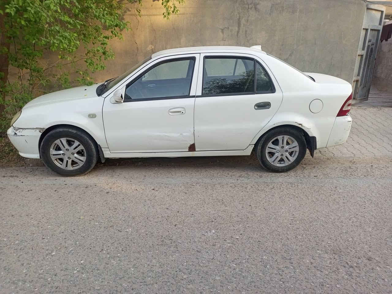 السلام عليكم للبيع سيارة سيكاموديل 2013 بيهه بارد باب السايق وصبغ بل باب وره ويم قبق البانزين الباقي مكفول كير مكينه تبريد السيارة بسمي السعر 35 وبيهه مجال  ***********
