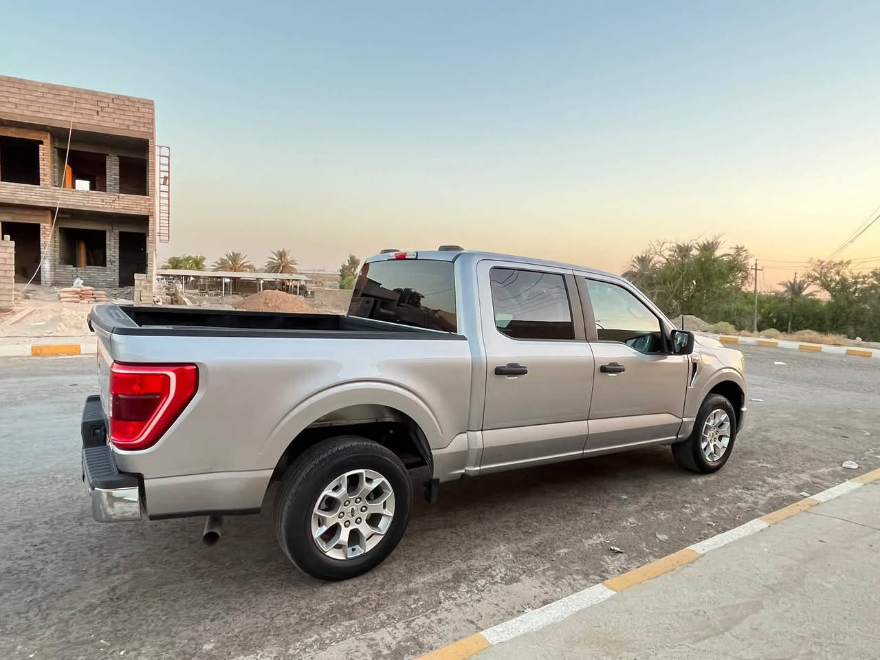للبيع او المراوس حسب القناعة
فورد F150 XLT
السعر 260 وبيها مجال 
موديل 2022
محرك 6 سلندر 3500 تيربو 
ماشيه 14 الف  
 رقم بغداد دولي 
بدون صبغ فقط بارد بلجاملغ 
باب طويل بدي قصير المرغوب 
 ارباك ستيرن وبرده 
عدة جك سبير كله كامل 
-مكان السياره سامراء 
-الاتصال على الرقم ‭ ‭ ‭***********‬
