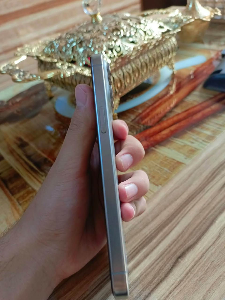 iPhone 15 Pro Max 
256 GB
نموذج CH
بطاريه 90 عدد الدورات 529قابله للزياده 
الجهاز شرط لامفتوح لامصلح 
مع كارتون و كيبل الاصلي 
السعر 1.150
العنوان موصل حي سومر 
*********** 
***********

نص مكتوب في الصور:
- ١:٤٣
- حالة البطارية
- عادية
- تعمل بطارية iPhone هذه على النحو المتوقع.
- حول البطارية والضمان...
- الحد الأقصى للقدرة
- %٩٠
- هذا قياس لقدرة البطارية مقارنة بقدرتها عندما كانت جديدة. قد تتسبب القدرة المنخفضة بتقليل ساعات الاستخدام بين عملية الشحن والأخرى.
- عدد الدورات
- ٥٢٩
- هذا هو عدد مرات استهلاك iPhone لققدرة البطارية. معرفة المزيد...
- تاريخ التصنيع
- تشرين الأول ٢٠٢٣
- أول استخدام
- تشرين الثاني ٢٠٢٣