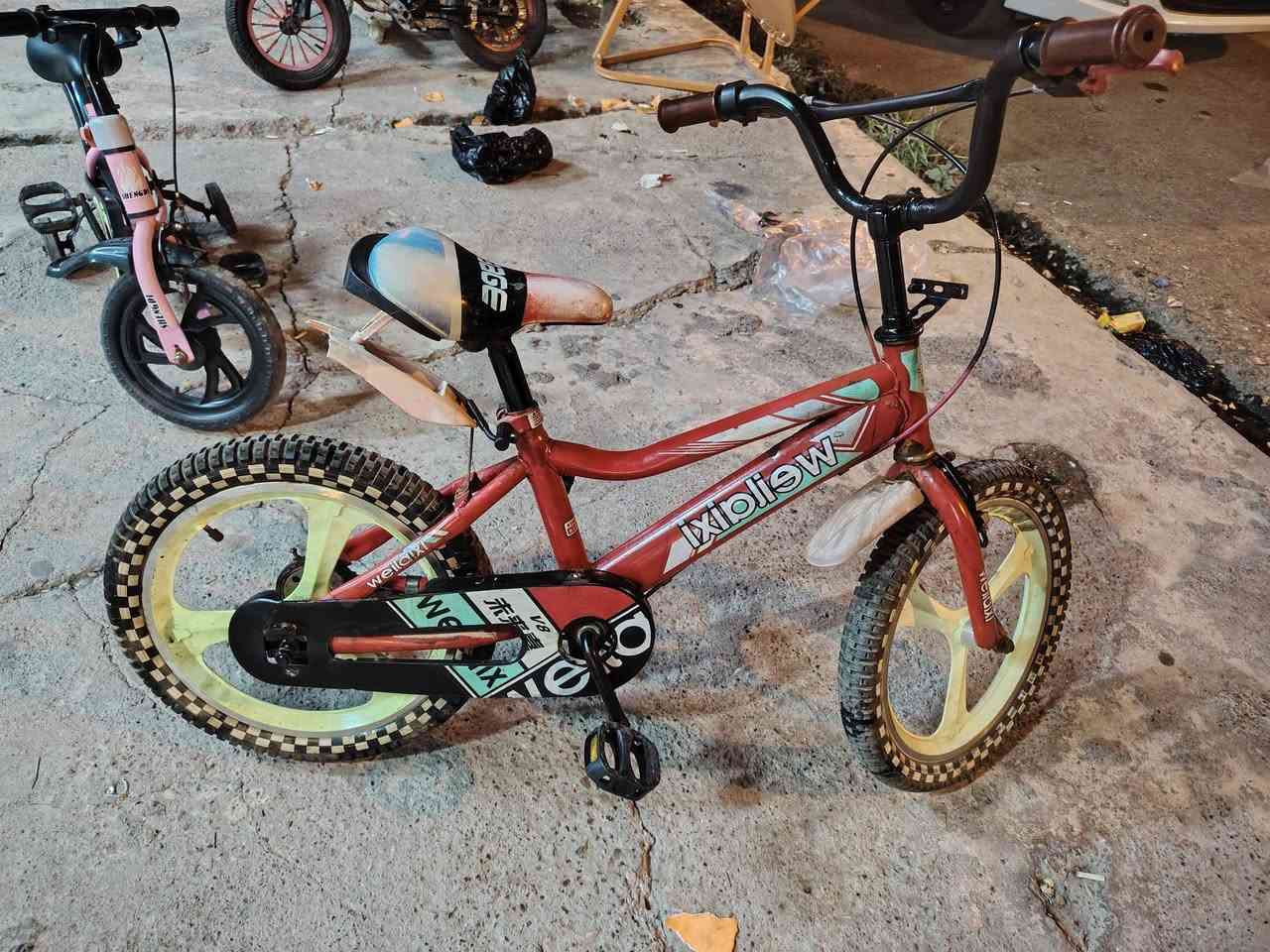 🚲 للبيع بايزكلات أطفال 🚲
متوفر عندي 3 بايزكلات بحالة جيدة، مثل ما موضح بالصور 📸

📍 الموقع: الموصل – حي الصديق
💰 السعر: أدفع/ بسعر يرضي الله 
📞 للاستفسار والتواصل: ***********
