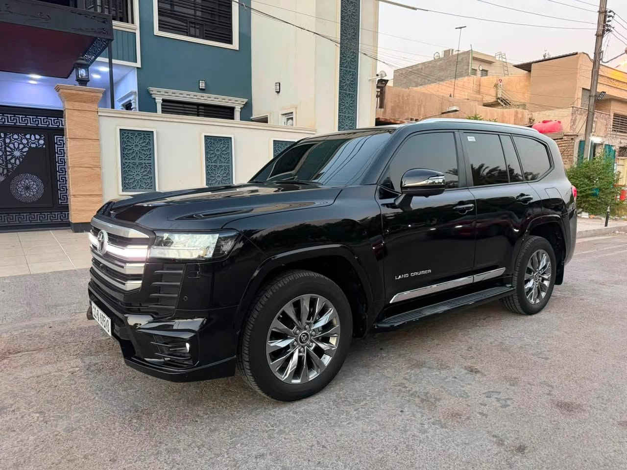 لاندكروز ٢٠٢٤ بريم لمتد جديده ومكفوله كفاله عامه مغلفه  PPF ماشيه ٢٠٠٠٠ فول كراسي كهرباء جنطه كهرباء شاحن وايرلس كشنات تبريد حساس امامي خلفي محرك ٤٠٠٠ تنفس طبيعي رقم بغداد باسمي سياره عندي من الزيرو مكاني بغداد الكرخ للاتصال *********** ممتواجد عل فيس
