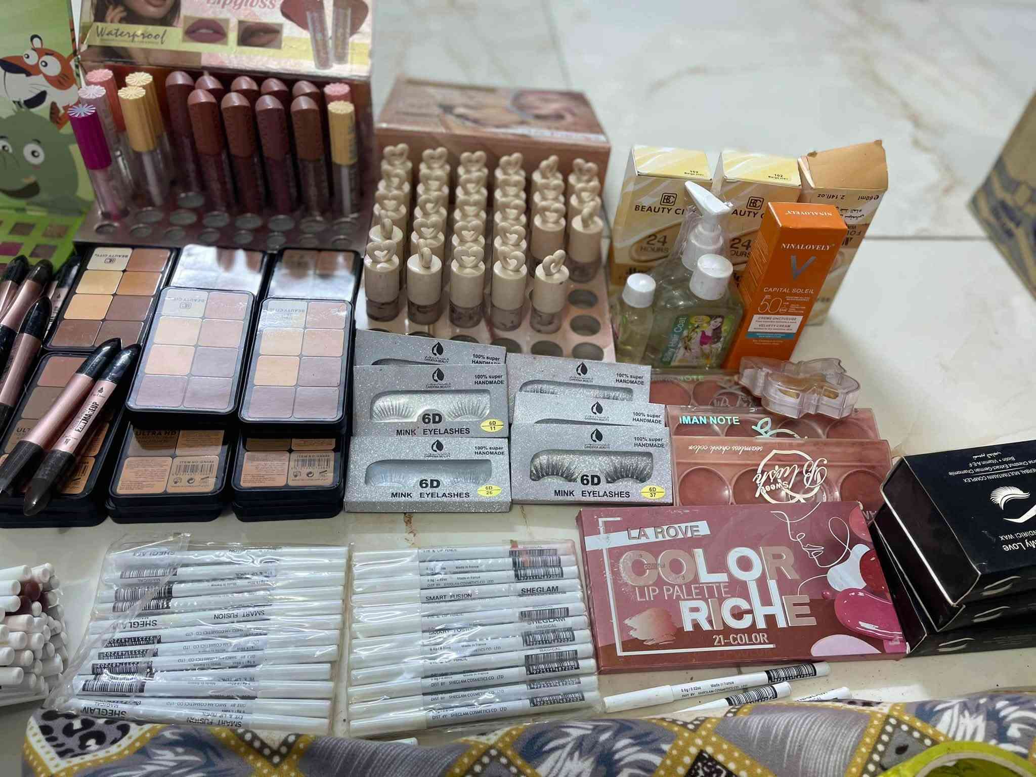 السلام عليكم  .. شلعه كيلوتات مع كم قطعه دشداسه مع دشاديش بناتي مع كم قطعه من شي ان + مكياج مثل ما موضح بصوره كله تاريخ الانتهاء 2028 .. اخوان مكياج اكو ثلاث قطع مال احمر خدود اكو بيهن خانات وحده من خانات مكسره هذني خليتهن مجاناا + اقلام كحل تقريبا بيهن فوك 60 قلم ومثل ما واضح بصوره كدامكم هذني سعرهن كلش مناسب مال محل ومعزلي جو الجمله ابيعهن بس ابيع كميه كلها شلع  الي تفيده يراسلني وتساب ***********  . ملاحضه المكياج كله جديد مو شي ان
