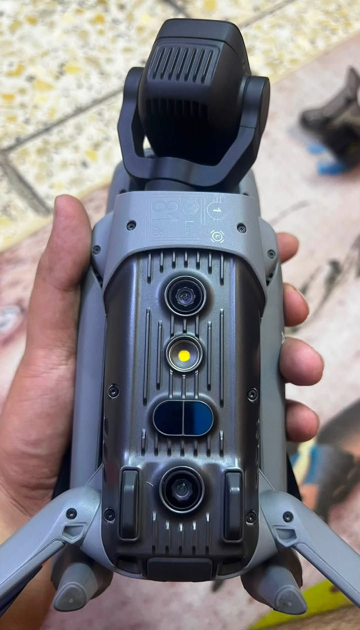 للبيع للبيع درون AIR 3 s   

السعر (خاص خاص)حتى محد يكسر بالسعر 

*********** 📞 

المواصفات 👇🏻

* الوزن: 724 غرام
* مدة الطيران: لحد 45 دقيقة تقريباً
* السرعة القصوى: 21 متر بالثانية
* مقاومة رياح قوية وثبات ممتاز بالتصوير 

الكاميرات

* كاميرا رئيسية:
    * 1 إنج CMOS
    * دقة 50MP
    * فتحة عدسة f/1.8
    * ممتازة بالتصوير الليلي واللو لايت
* كاميرا تيليفوتو:
    * 48MP
    * تقريب بصري 3x
    * عدسة 70mm للتصوير السينمائي والبورتريه 

الفيديو

* تصوير:
    * 4K حتى 120fps
    * FHD حتى 240fps
* يدعم:
    * D-Log M
    * HLG
    * 10-bit Color
* مناسب للمونتاج السينمائي والكلر گريدنغ 

التثبيت والأمان

* جيمبل 3 محاور ميكانيكي
* مستشعرات تفادي عوائق بكل الاتجاهات
* LiDAR أمامي للطيران الليلي
* Smart Return To Home ذكي حتى بالليل 

التخزين والبث

* ذاكرة داخلية 42GB
* يدعم microSD
* بث فيديو O4 بعيد وواضح جداً
* نقل ملفات لاسلكي سريع 

مناسب لمنو؟

* تصوير أعراس وسفر
* تصوير سينمائي
* يوتيوب وريلز
* تصوير عقارات ومحتوى احترافي
