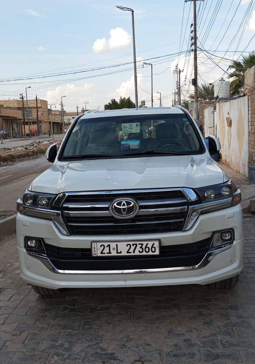 السلام عليكم لاندكروز موديل 19 ساز رقم سليمانيه بسمي 
السياره فول مواصفات للخير 
مغلفه بي بي اف كامله
5 بصمات 
فتحه 
مكينه 6 سلندر 4000
جميع المواصفات بيهه 
التفاصيل موجوده بل سونار 
مكان السياره بغداد
السعر راسلني واتساب وبخدمتك

رقم الهاتف ***********
