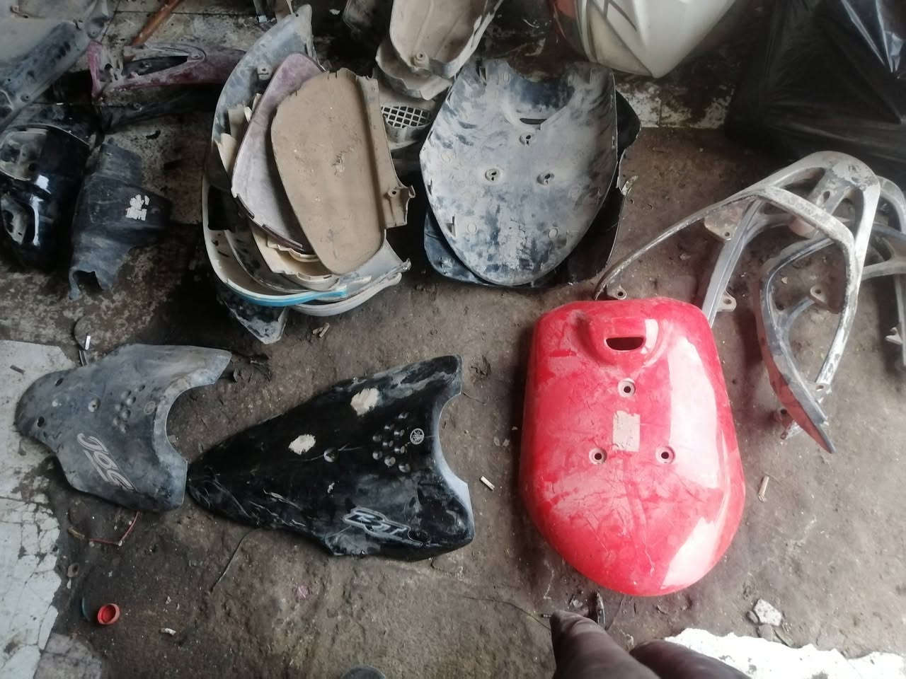 السلام عليكم توجد انواع الكفرات والترايش والحواظن واللحيه كلهه اصليه بالأسعار مناسبه ناصريه مركز ***********... اكزز كفرات كامله وبتره. ومصريه...
