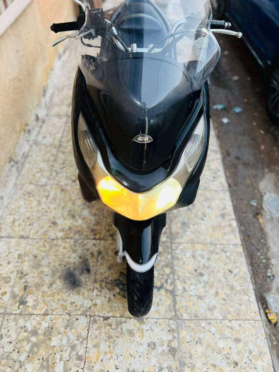 السلام عليكم pcx جيل اول ياباني اصلي مكينه لوك برغي ممفتوح بيه على ايدي منزله حساس ازدحام حساس استان كله شغال مكينه 150  شلعه معدل فول  السعر 900 وبيه مجال الهاتف *********** العنوان بغداد اتصل وبيك خير ودلل
