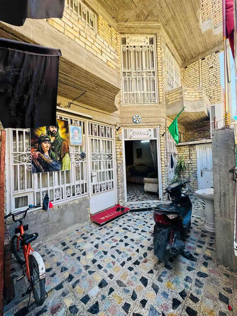 يالله 🤲🏻🧡
لسلام عليكم دار للبيع  بناء حديث العنوان بغداد  الشعلة قطاع

 (14)  قرب جامع اهل البيت  وقرب مدرسه فاطمه بنت اسد 

المساحة (160)متر واجهة البيت (8).  يحتوي على طابقين 

يحتوي على ٥ غرف نوم وحولي طابق اول وثاني 
واستقبال ٧ متر وهول مفتوح ع الاستقبال 
بيتونه ومخزن كبيره  ومطله على صطحين كبار 
منورر.  داخل البيت بجانب الدرج 
صحيات ٣ 
مطبخ حار +مطبخ بارد 
البيت الحمدالله كامل مكمل من كلشي عدا الواجهه 

مثل ما موضحلكم بل صور   لمعرفة تفاصيل أكثر الاتصال على هذا الرقم. ***********  واتساب او خط 🙋🏻❤️

واذا تحبون  تشوفو البيت بعد بتفاصيل اكثر . كل الهلا بيكم 
البيت ثاني بيت بل فرع  بصف الركن
