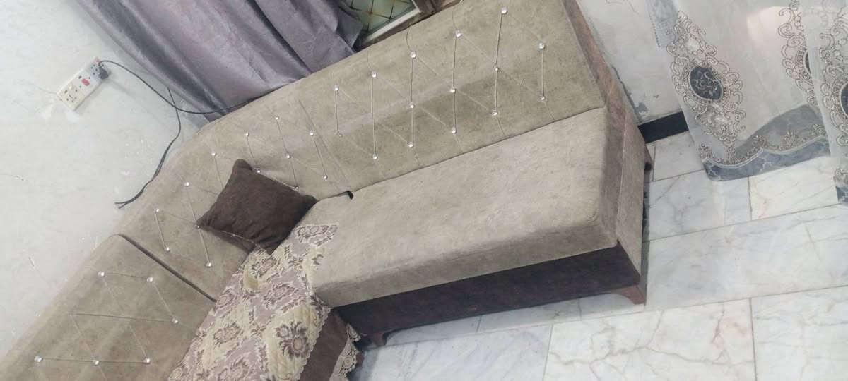 سلام عليكم ديوان للبيع متكون من سيتين كل سيت بي 5 قطع يعني كله 10 قطع بي ملا حضات بسيطه علا فحص سعره 250 و بي مجال مكانه ديوانيه مركز   شراي يتصل ***********
