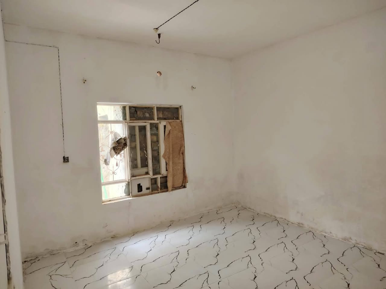 بيت طابو زراعي سند 25
مرقم. من قبل البلديه بي وصل وميزانيه شدوله من قبل لجنه الكهربا
 مساحه 100 م مربع مع فضله
يتكون من غرفه وصاله وستقبال ومطبخ وطارمه وحمام خارجي ارضيه بورسلاين وجدران المطبخ  سراميك بنا ابلوك سعر جدا مناسب 28 ديوانيه تقيه الثالثه قرب مجمع الروان 
لستفسار ***********

