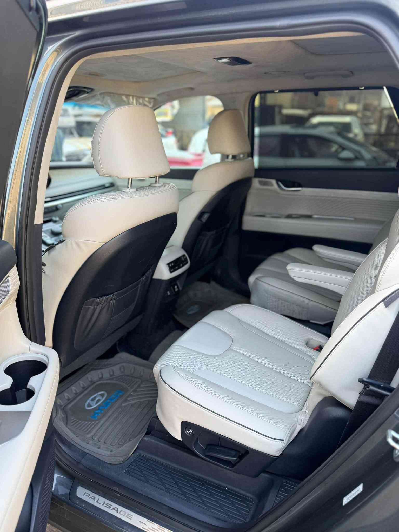 للبيع هيونداي بلسايد PALISADE 2024 VIP فول 1/1
سعرهه قبل كلشي 278 وبيهه مجال قليل 

الداخل: ابيض VIP
الموديل: 2024
الفئة: VIP Calligraphy اعلى فئة
بيها قطعة وحدة فقط بنيد
صور الحادث موجوده بالمنشور 
تصليح بسيط باب الجنطه اصبعين بارد ممبين 
باب خلف العبري كارت بسيط كلش ولا مبين نهائي 
مكينه نضافتهه 100/100
ايرباك ستيرن فقط - بدون دشبول
بدون شاصي وبدون لغد
المواصفات:
بانوراما - 
7 راكب كراسي طيارة 
VIP منفصلة
تبريد 3 قطع - تدفئة وتبريد كراسي امامي وخلفي
شاشة كبيرة 12.3 - كاميرات 360 درجة
رادار - نقطة عمياء - تحديد مسار - قيادة ذاتية
شاحن وايرلس - هيد اب دسبلي - صندوق كهرباء شفط
بصمة تشغيل + دخول ذكي + تشغيل عن بعد
كشنات كهرباء ميموري
السيارة بأسمي - تحويل ثاني يوم
سنوية وهزة جديدة ما ساقطة - 
رقمها بغداد  
مكان السيارة: النجف

سياره جاهزه عالاخر 

للاستفسار ***********

نص مكتوب في الصور:
- 70 4G 12:16 5 / 17 1:1 BIDCARS bid.cars