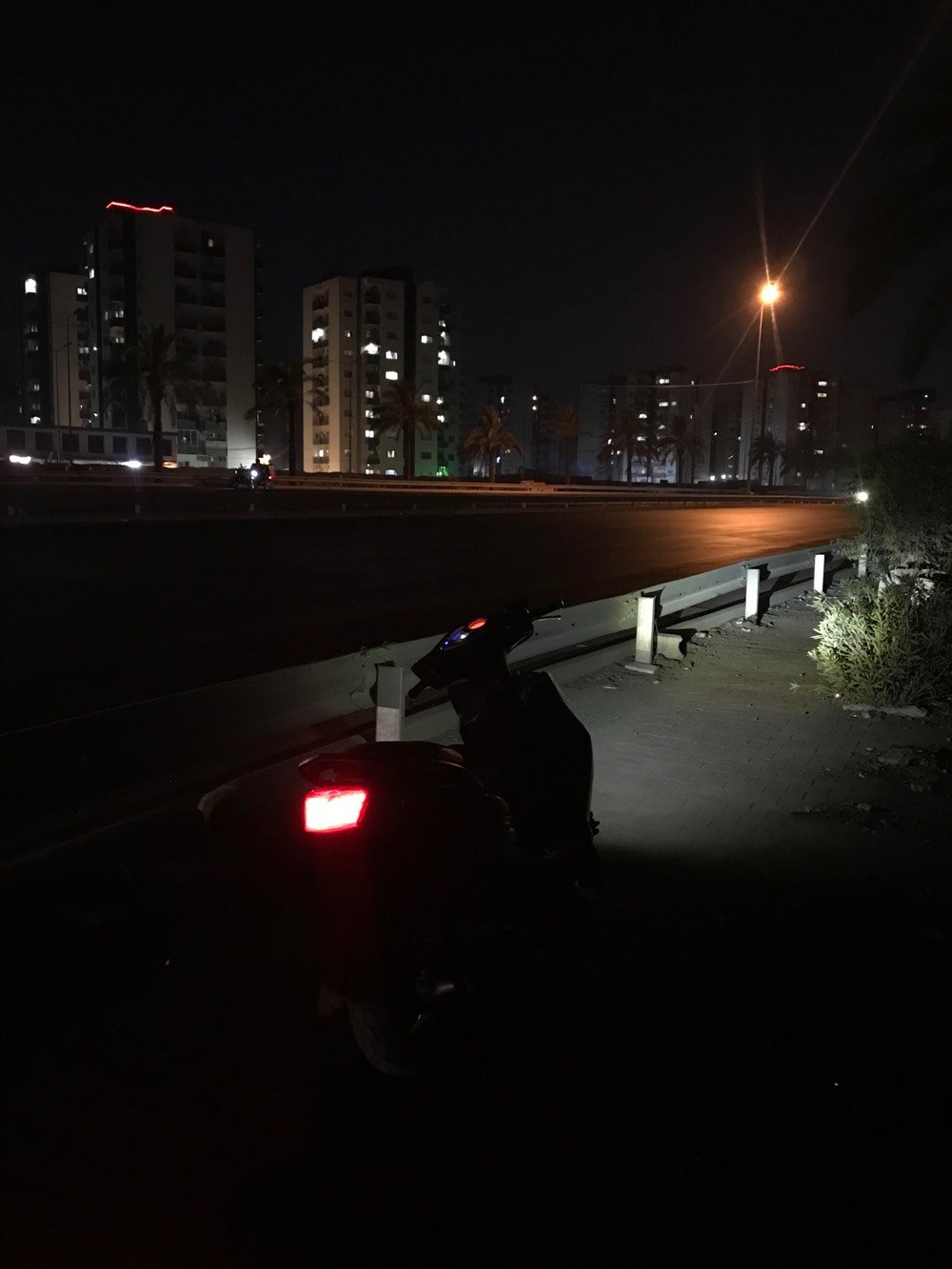 سكنس فحل نوزل, صالنصة جديدة و كهربائياتها شغالة ما عدا الاشاير سلف نكرة و درتلها دهن mutul قبل سبوعين، سعرها 400 قفل مكاني بغداد جديدة