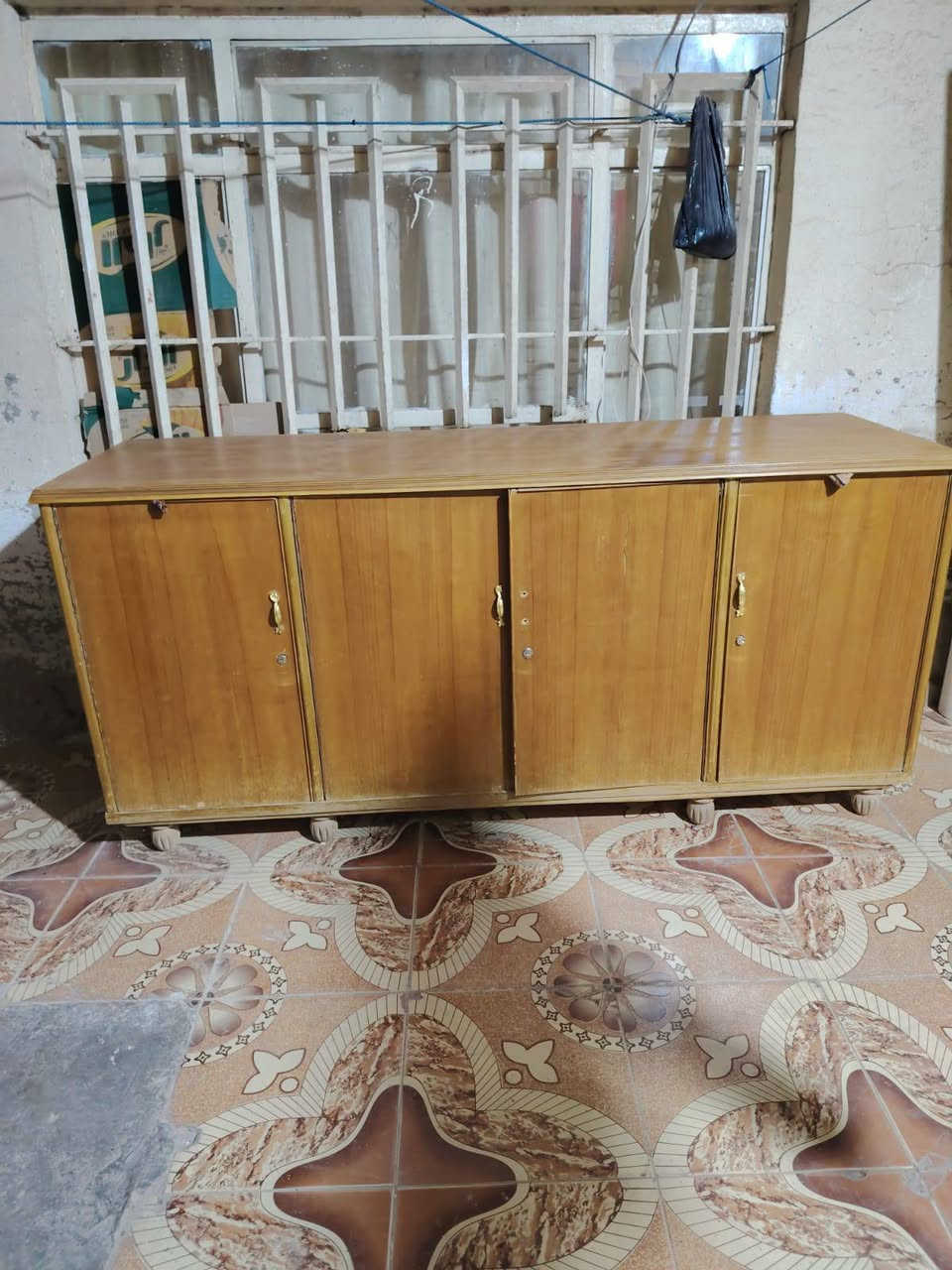 بوفيه 4بيبان نضيفه مابيه اي ضرر مكان الشهداء الدبيه سعر مناسب
