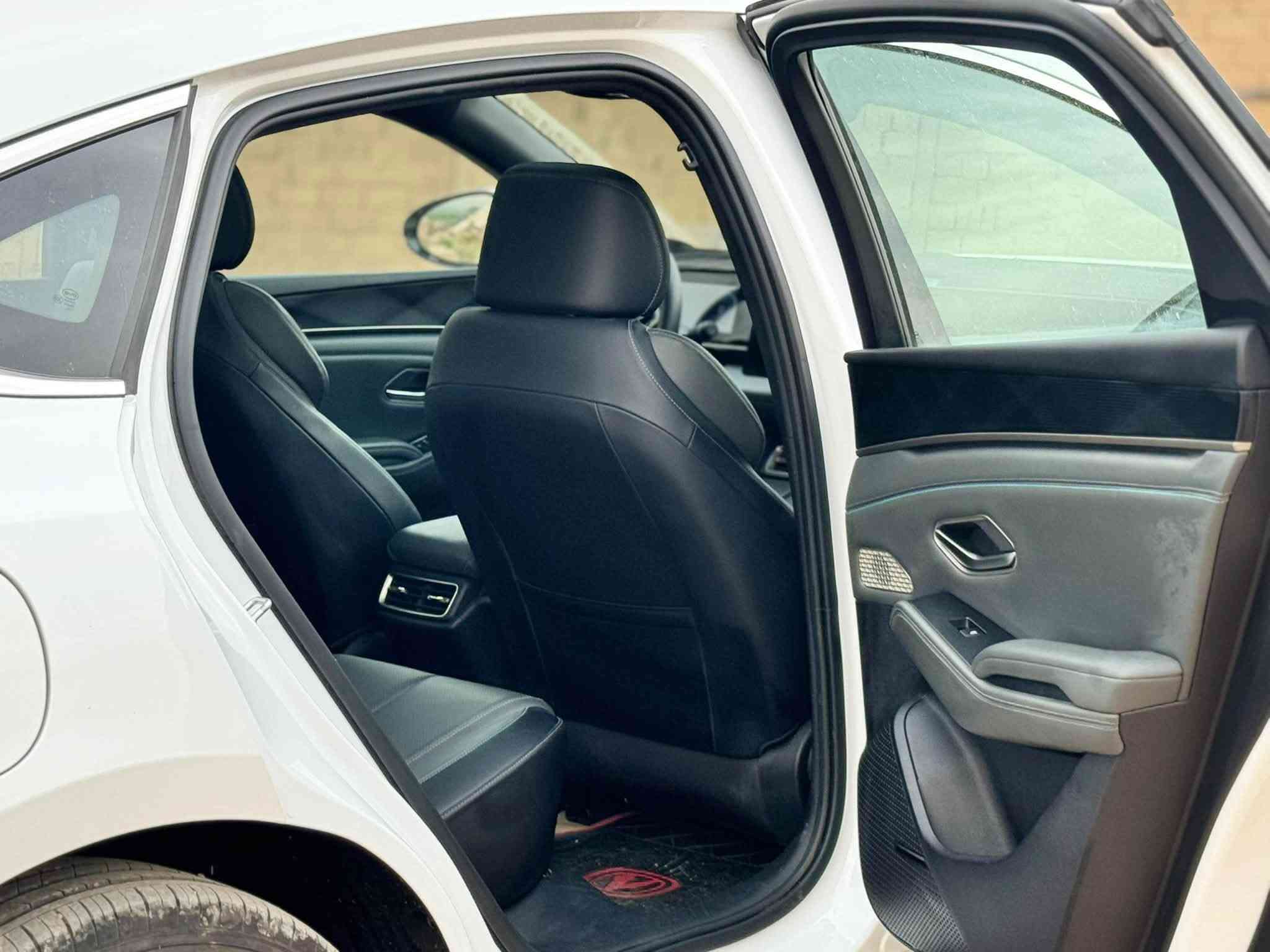 سلام عليكم للبيع BYD كن L
موديل 2024 

لون ابيض

فوول مواصفات 

كرسي كهرباء

اربع كامرات 360 درجة 

حساس امامي خلفي 

كراسي جلد 

شاشة جبيرة وقلابة 

بعد هواي مواصفات 

بطاريه كبير 120 كيلو 

بصمتين وكارت

 

(ملاحضه) السياره كفاله عامه من الزلغ ومن كل النواحي

السيارة ماشية 5000 اخت الزيرو

 العنوان بغداد

السعر 26/800 مليون وبيها مجال

***********
