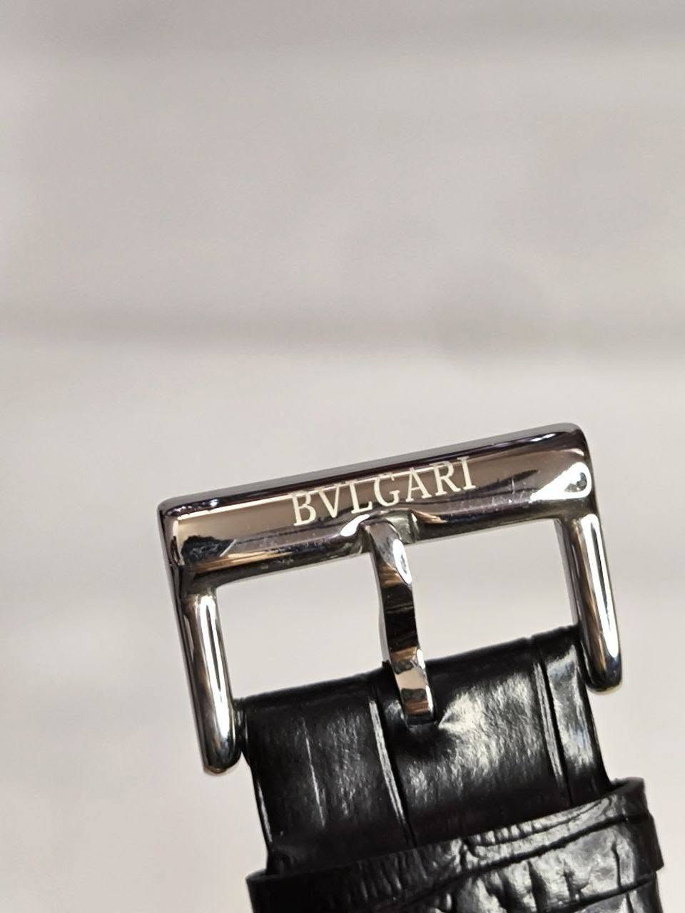 ساعة من ماركة بولغاري BVLGARI 

تحفة فنية 
مكينة كوارتز نظام ستوبوج (جميع السناتر شغاله) 
ميناء ب مميزه بتصميم 3D
زجاج زفير (مزرق) ضد الخدش مع طبقة مضادة للانعكاس  
مقاومة الماء والغبار
سير جلد طبيعي 

قطعة كلش قويه وحلوة 🔥

السعر : 35 الف ع اول 
للحجز والاستفسار يرجى مراسلة الصفحة
