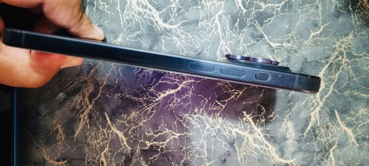 iPhone 15 Pro Max
عربي شرق اوسط AA/A
خط واحد 
ذاكرة 256
بطارية 83 

وتر بروف لا مفتوح ولا داخل صيانة 
السعر 950الف 
مكاني بغداد 
***********
