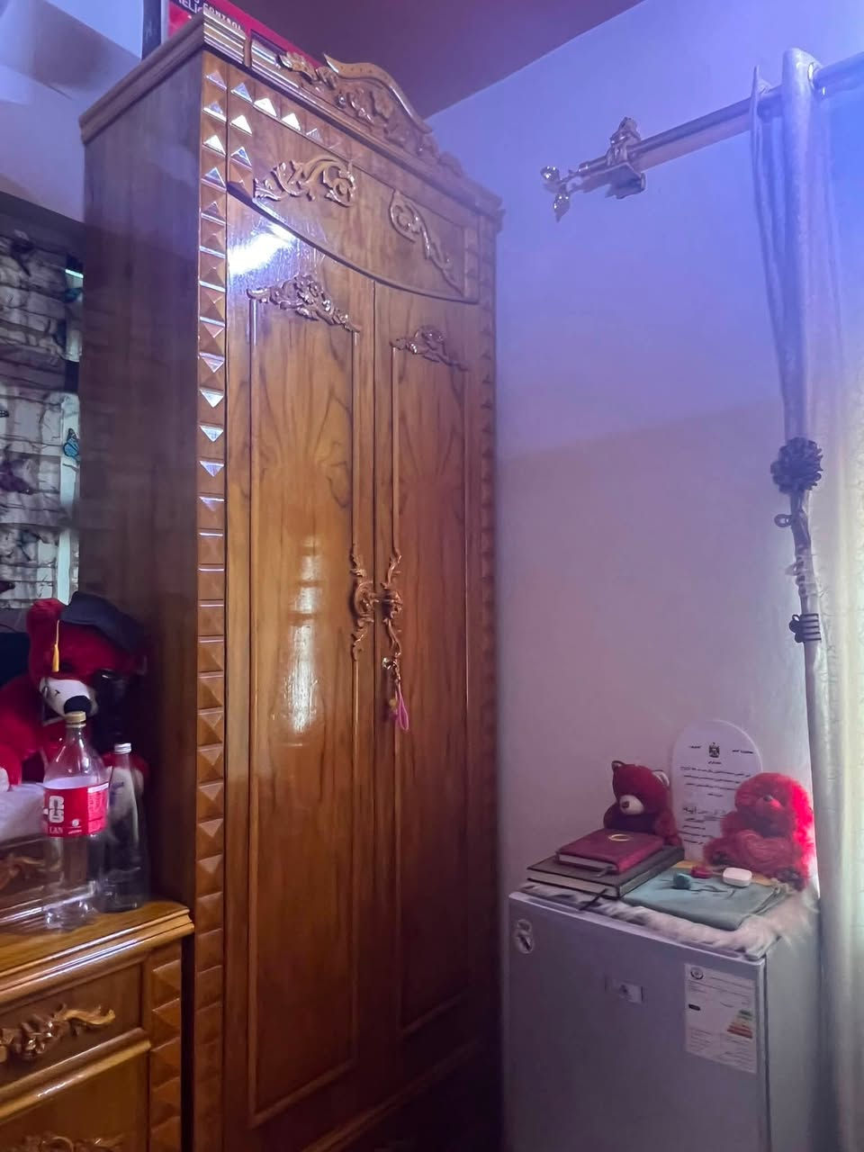 السلام عليكم للبيع غرفة نوم قنصور خمس ابواب فصال ملكي زان خارج 5 داخل 4 الغرفة نظيفه حيل 6 شهور فقط مستخدمة السعر مليون و500الف للتواصل ع هذا الرقم ***********
