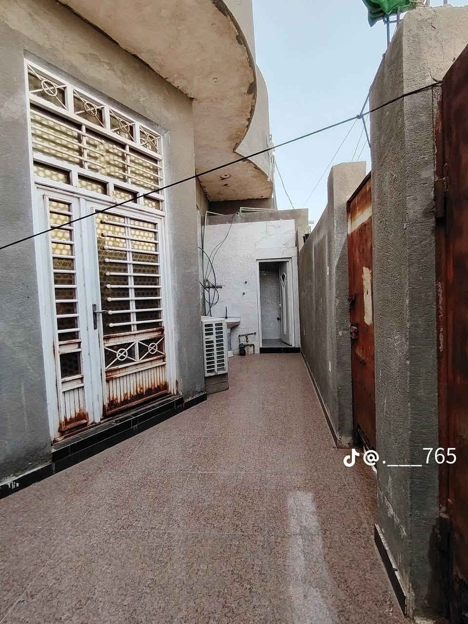 بيت للبيع في  سبعة نيسان 🏡
​المساحة: 200 متر مربع (موقع ركن).
​نوع البناء: طابوق، سقف كونكريت،  +  شتايكر.
​السند: وصل تطويب رسمي.
​الموقع:  سبعة نيسان - قرب جامع مصاديق الهدى.
​تفاصيل البيت:
​غرفتين نوم
​صالة كبيرة
​ديوانية 
​منورين (2)
​كامل الخدمات (ماء، كهرباء، مجاري شوراع )
​📍 للاستفسار والتواصل:      ***********‬‏

نص مكتوب في الصور:
- j@._____765
- @.___765
- j@._765
- @___765
- @.__.765