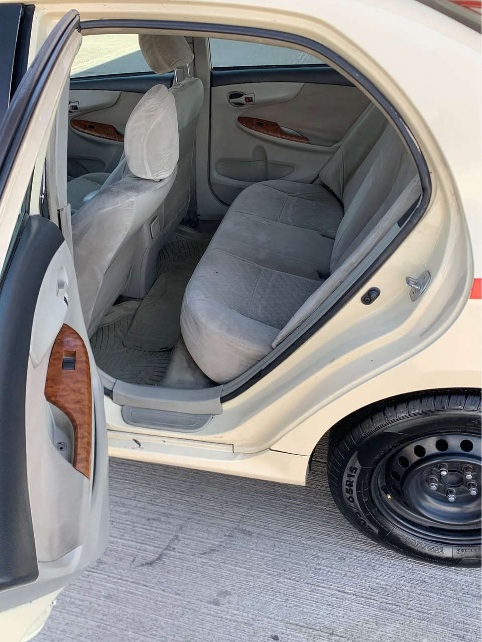 تويتا بيكاشو موديل ٢٠١٣ بيلاد تاكسى و بيلاد توماتيك
مةكينة ٢٠٠٧
گيرى لوك بةشةرت
سيارةكة ١٠ پارچةية
جةمبيكى بشتةوةى هةية مةستةرةكةى گرتووة
يةك چاملغى سبوغة ژوورى نةگرنووة ناو رانةكةى 
نةرمة تةزرةكى هةية
بيشى بس لاى دةبةى ئاو هةيتى 
سنوى بةسةرجوة ٢٠٢٤
هزة نوية
تاخم تاية نوية
تبريد بةشةرت
سةقفى بس لاى اجرةكة pdr بةقةد يةك بست
نرخى ١٣٢ $ 
شوين هةولير
رقم تلفون ***********
*********** أربيل, العراق
