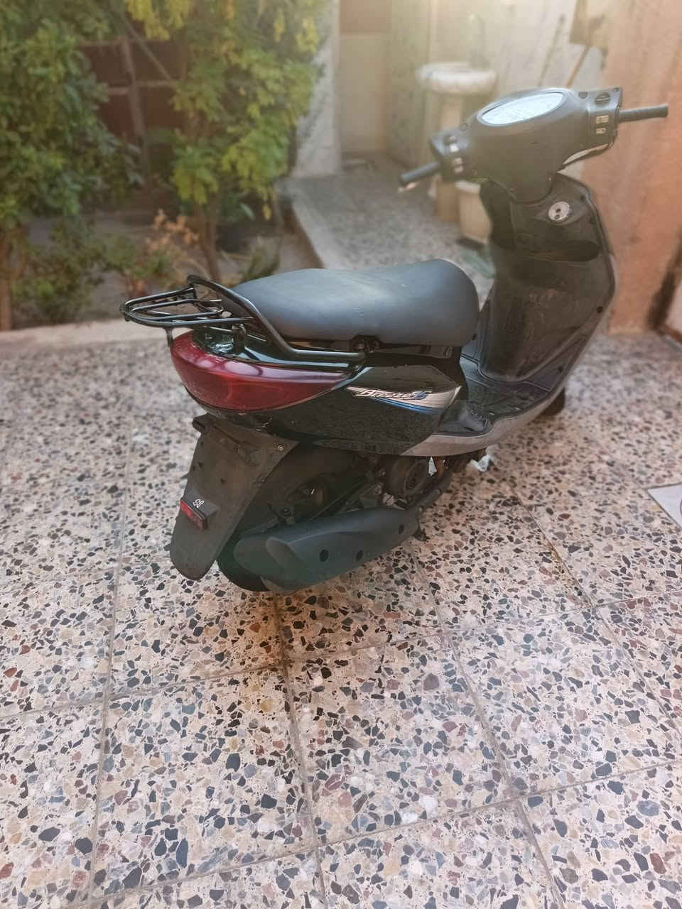 السلام عليكم دراجه بريز بغبغاء جديده باغي مابيهه نقص مكينه جديده لامفتوحه ولامجفته شلعه معدل خير من الله تايرات جدد كفرات لك ختم واحد السعر ١١٠٠مليون وميه وبيهه مجال مكان بغداد الشعب شارع الصحة ***********
