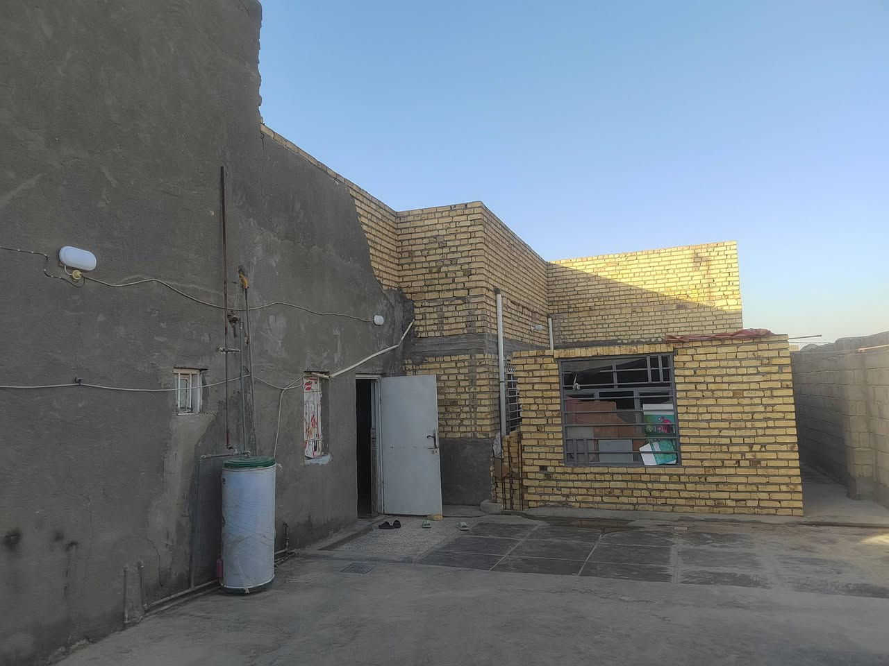 السلام عليكم  بيت عد المعالي يم جسر المعلق مساحه 460بناء طابوك ورباط بناء 2023عكاده يتكون من اربع غرف الرابعه هيكل 
صالتين او مطبخ اوبراني او صحيات او كراج مال سياره السعر 35وبي مجال لشراي
استفسار علا الرقم ***********
