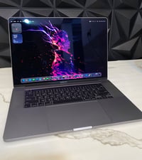 ماك بوك برو • كور i9 • رام ٣٢
