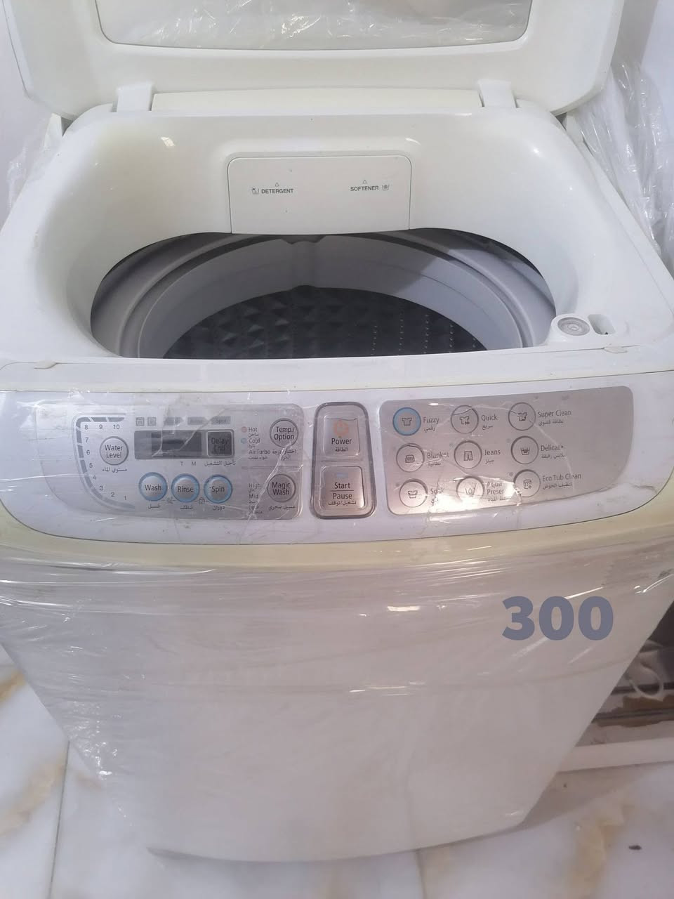 *********** واتساب

نص مكتوب في الصور:
- 25
- 30
- 300