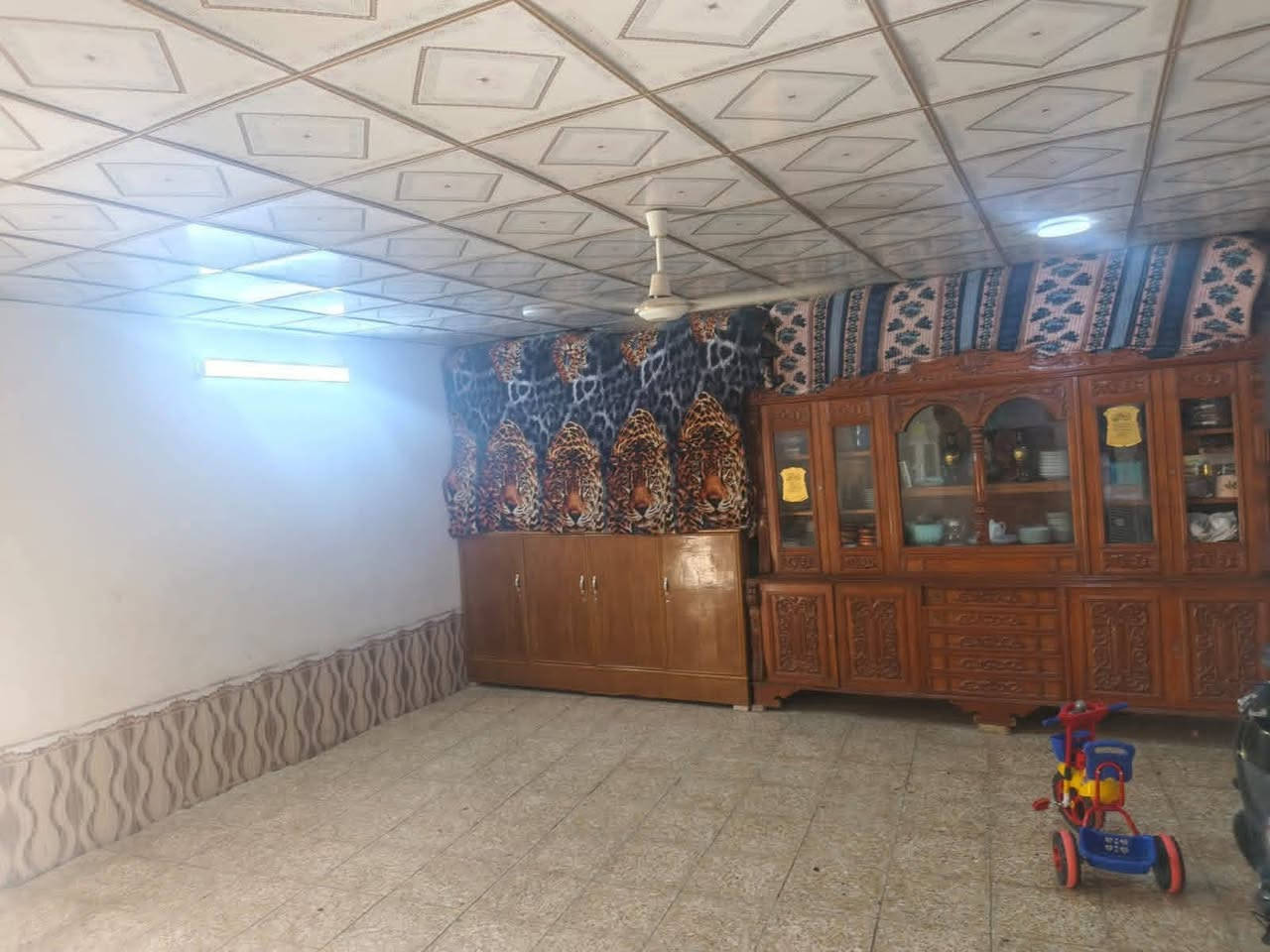بيت للبيع مساحته ٢٣٠ متر  يحتوي على غرفتين ٥×٤ وصاله ٦×٨ تقريب او اكبر واستقبال ٥ونص × ٤ طارمه جبيره صحيات داخل وخارج عنوانه سايدين ١٧ تموز عمود ٥ قرب بانزين خانه ريبال قريب على شارع تقريب ٥ بيت سعره ٤٥ وبيه مجال منطقه كلش حلوه *********** رقم ابو البيت
