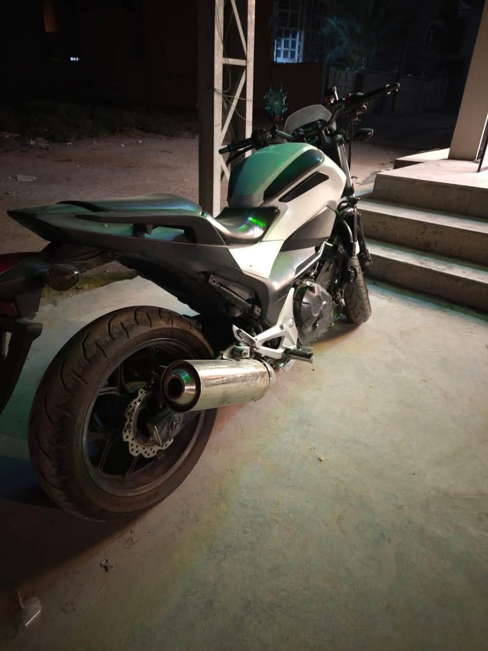 السلام عليكم هوندا ان سي 700
موديل 2013 
ماشية 9 الف يعني محركها نظيف 
دهن مورتل بانزين محسن 
نظافة الكفرات 90%
الدروعه مالتها موجوده بس اني شايلهن
عنوانها بلدورة 
رايدها ب ١٥ ورقه خواتها ماشيات اكثر يبعهون ب٢٠ 
اريد ابيعها لان محتاج فلوس 
رقمي ***********
