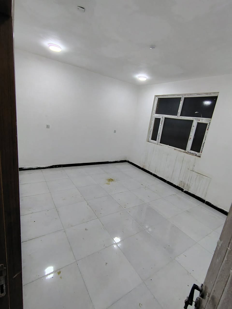 🏡 دار حديثة ومميزة للإيجار | مجمع الكرار السكني 🏡
فرصة ممتازة للسكن الراقي والمهدئ في موقع مميز!

📍 العنوان: مجمع الكرار السكني – بلوك 13 – دار رقم 19

📐 المساحة: 200 متر مربع

✨ تفاصيل ومواصفات الدار:

2 غرفة نوم بتصميم مريح

استقبال واسع مثالي للضيوف

صالة معيشة واسعة للعائلة

2 حمام (مجموعات صحية متكاملة)

كراج خاص للسيارة

حديقة منزلية جميلة

💰 تفاصيل الإيجار:

بدل الإيجار: 400 ألف دينار شهرياً

نظام الدفع: مقدمة 3 أشهر

📞 للتواصل والاستفسار المباشر: ***********

