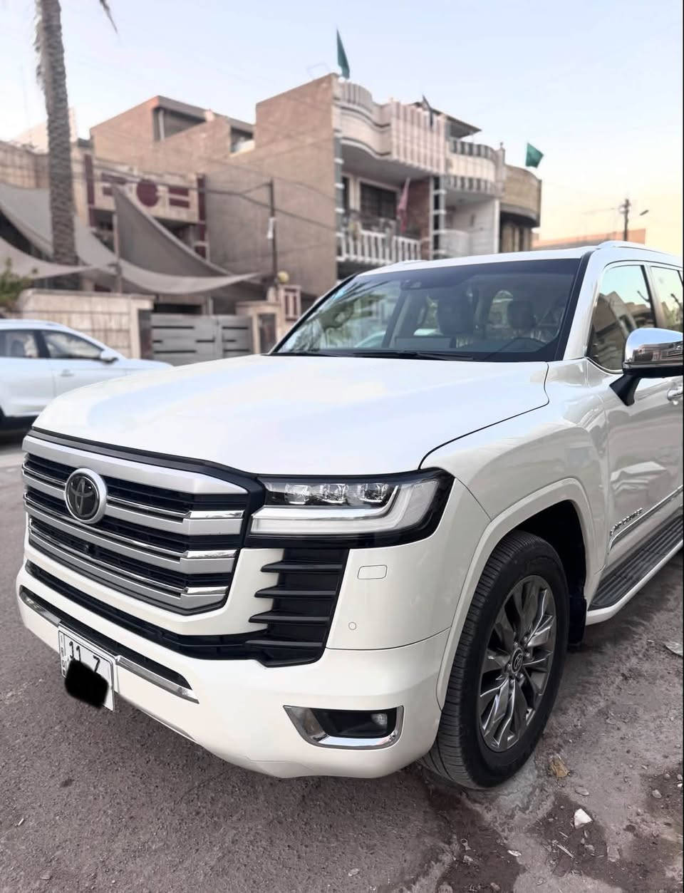 السلام عليكم
لاندكروز VX موديل ٢٠٢٣ 
ماشية ٣١ الف 
سيارة كفاله عامة علئ وضعية الشركة 
مواصفات السيارة 
رادار 
كامرات محيطيه 
كشنات تدفئه وتبريد 
شاشات عدد ٣ اصلية وكاله 
سيارة فول ١/١ معروفه مواصفات ال VX 
هـ/***********
عنواني بغداد
