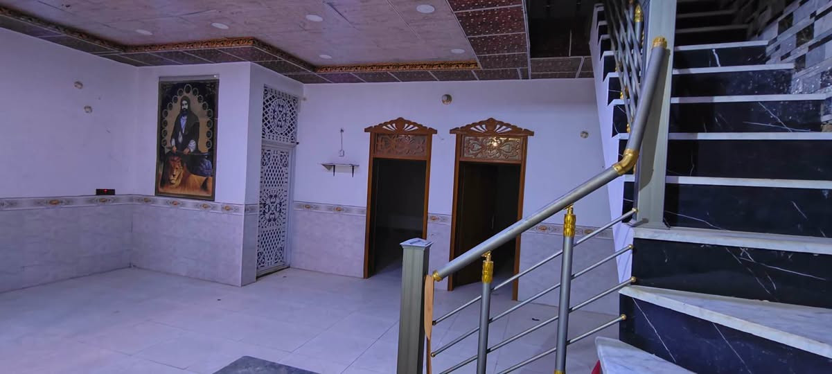 🏠 **متوفر بيت للإيجار**

📐 **المساحة: 200 متر**

 **الموقع: حي النداء – شارع المجمعات
 على شارع الـ60، يم **مجمع الكرار السكني**
 منطقة الـ52 ألف

✨ **مواصفات البيت:**
• غرفتين نوم
• صالة
• استقبال
• مطبخ
• صحيات داخلية
سعر الإيجار ٤٠٠ الف الشهر 
📞 **للاستفسار: ***********
📱 **واتساب: ***********
