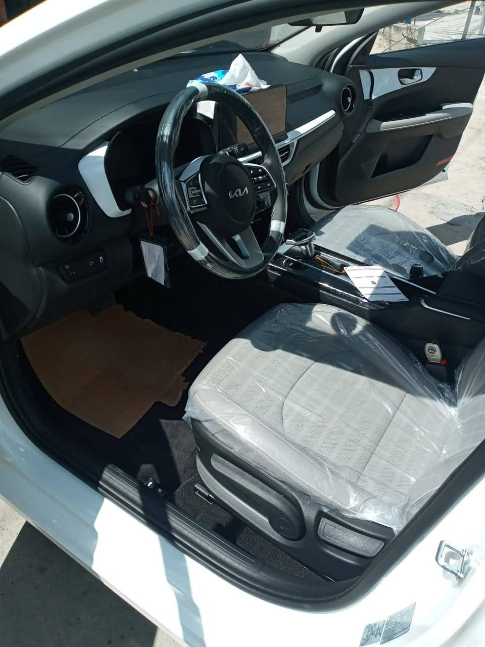 للبيع فقط .. 
كي ثري k3 موديل 2022 محرك 1500cc دبل نوزل المرغوب الفول الباب الاول السيارة كفالة عامة استخدام بسيط جدا 
ماشية 30  km  الف كيلو 
مرقمة بأسمي تحويل مباشر مواصفاتهة :تحكمات استيرن / ٣ انظمة قيادة / ايكو /نورمال / سبورت 
السيارة  اشاير بلمري + شفط /كشنات/ جلد ابيض / بصمة / قطعتين تبريد/ فتحة سلايد / تشغيل عن بعد / شاشة كبيرة فول اندرويد / بجم لد / اشاير بلمري السيارة بيهة دوشمة وارضيات حفر اصلية / مكاني بغداد حي الاعلام للاستفسار اتصل 
***********
