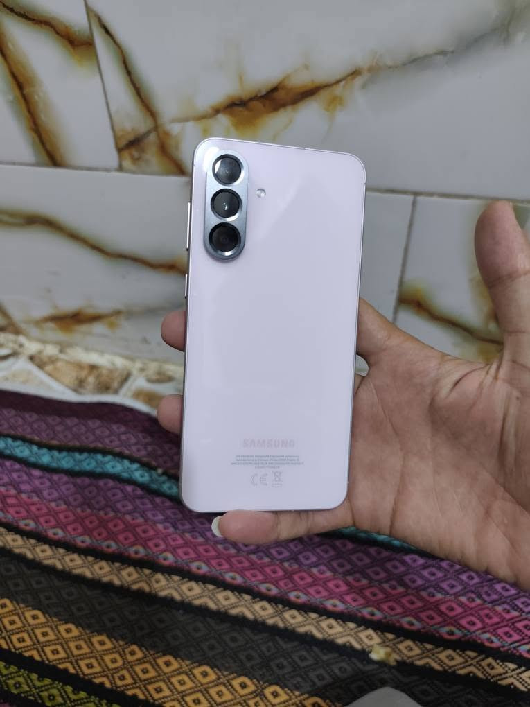 سلام عليكم للبيع سامسونك اي 56 G5 ذاكرا 256=8 مستخدم ايام كسر كارتون لون مميز وردي كامل ملحقات كيبل كارتون جهاز مكفول من الزلغ شرط نضافه 100 سعر 400 قفل قفل بدون عمله رقمي ***********  العنوان ميسان عمارة, ميسان
