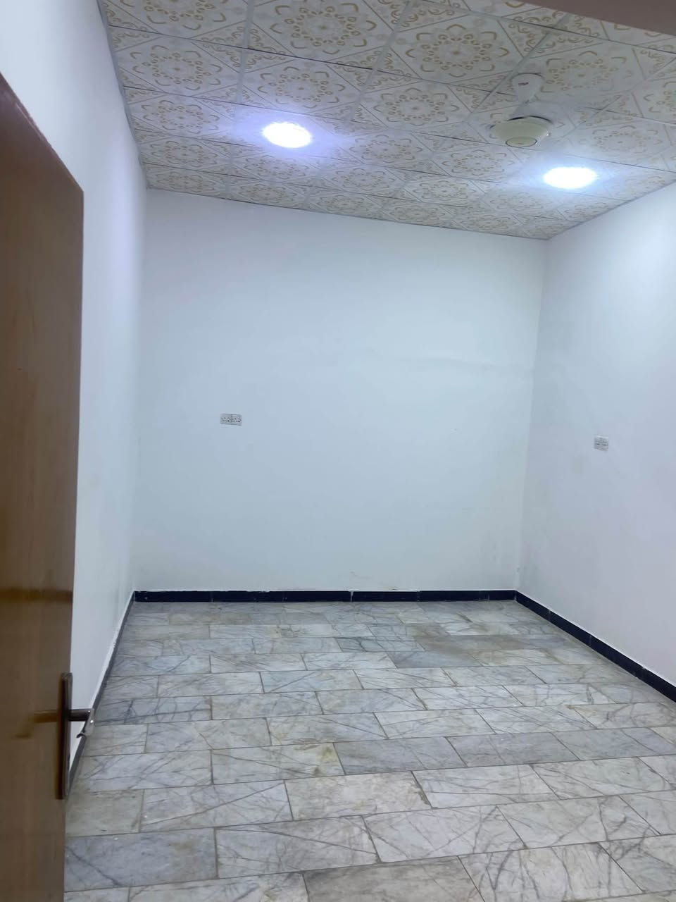 بيت طابق واحد للايجار في الطويسه قرب تقاطع الطويسه بموقع مميز جدا
يحتوي البيت الى استقبال وصاله صغيره وغرفتين منام اضافه الى مطبخ مجهز بكاونتر  وكراج وحديقه صغير صحيات داخليه وخارجيه
سعر الايجار 850قفل

للاستفسار ***********
